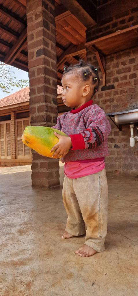 Kind mit Papaya