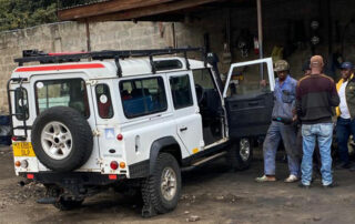 Landrover Defender in Arusha abholen für Mafiri Children Home Waisenheim Afrika