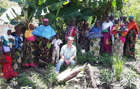 Mit einem Großteil der Frauen von Kenge in Sonntagskleidern auf deren Anbaufeldern (ökologischer Landbau!)