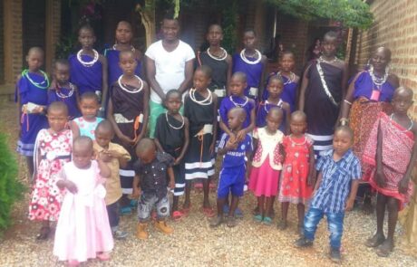 Kinder mit Massai